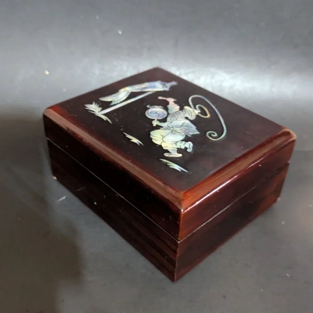 Vintage Wooden Trinket Box With Inlaid Mother-Of-Pearl‎ Design